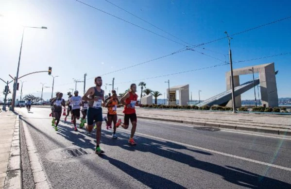 Ufuk Arda, bir yandan yeşil alanların bakımıyla ilgileniyor, bir yandan maraton koşuyor