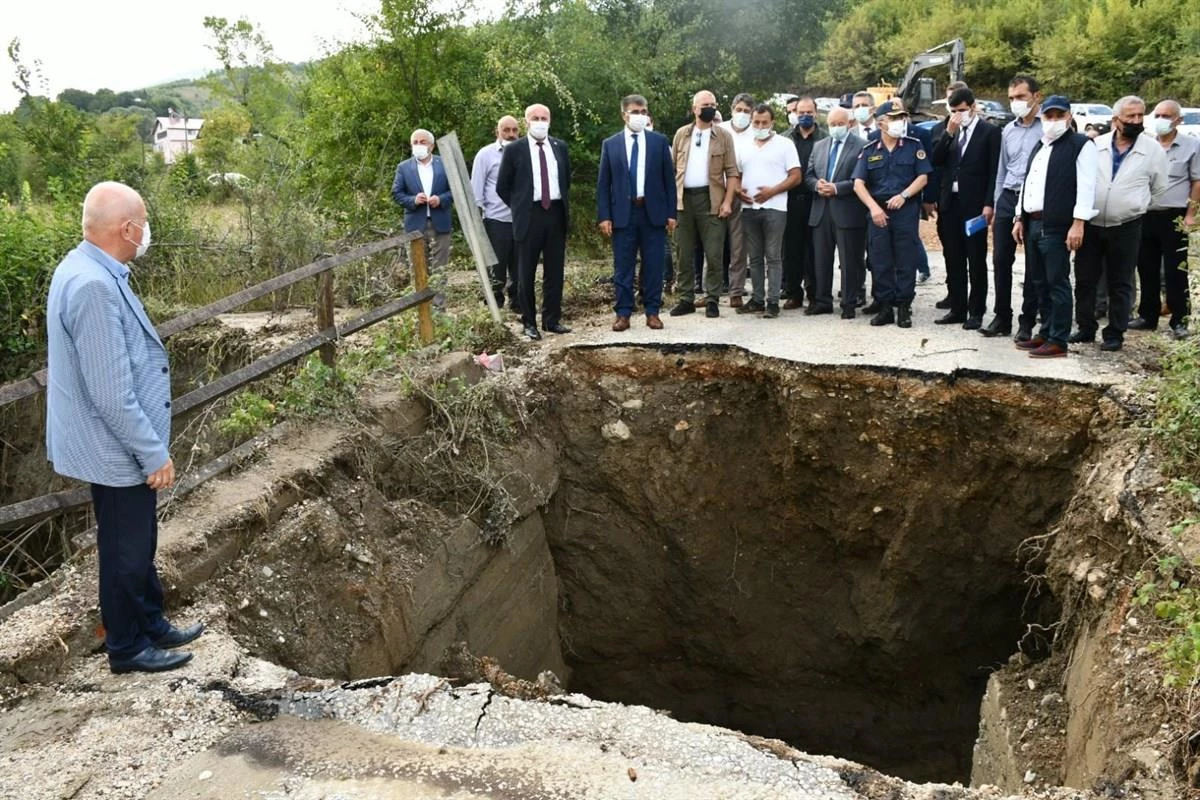 Karabük Valisi Gürel, kentte su taşkını yaşanan alanlarda incelemelerde bulundu Açıklaması