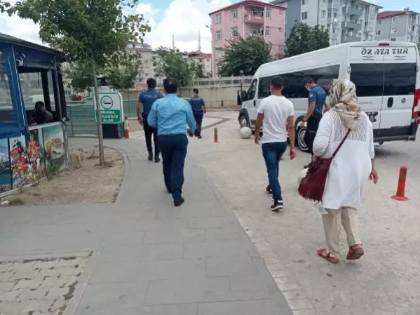 Karantinada olmaları gerekirken, yolcu taşırken yakalandılar