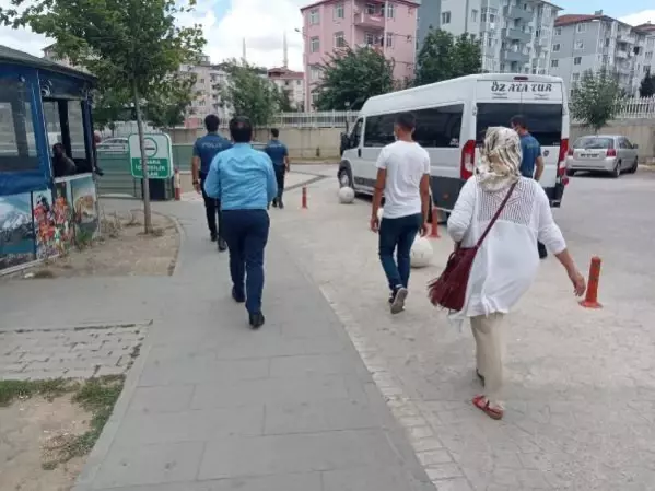 Karantinada olmaları gerekirken, yolcu taşırken yakalandılar