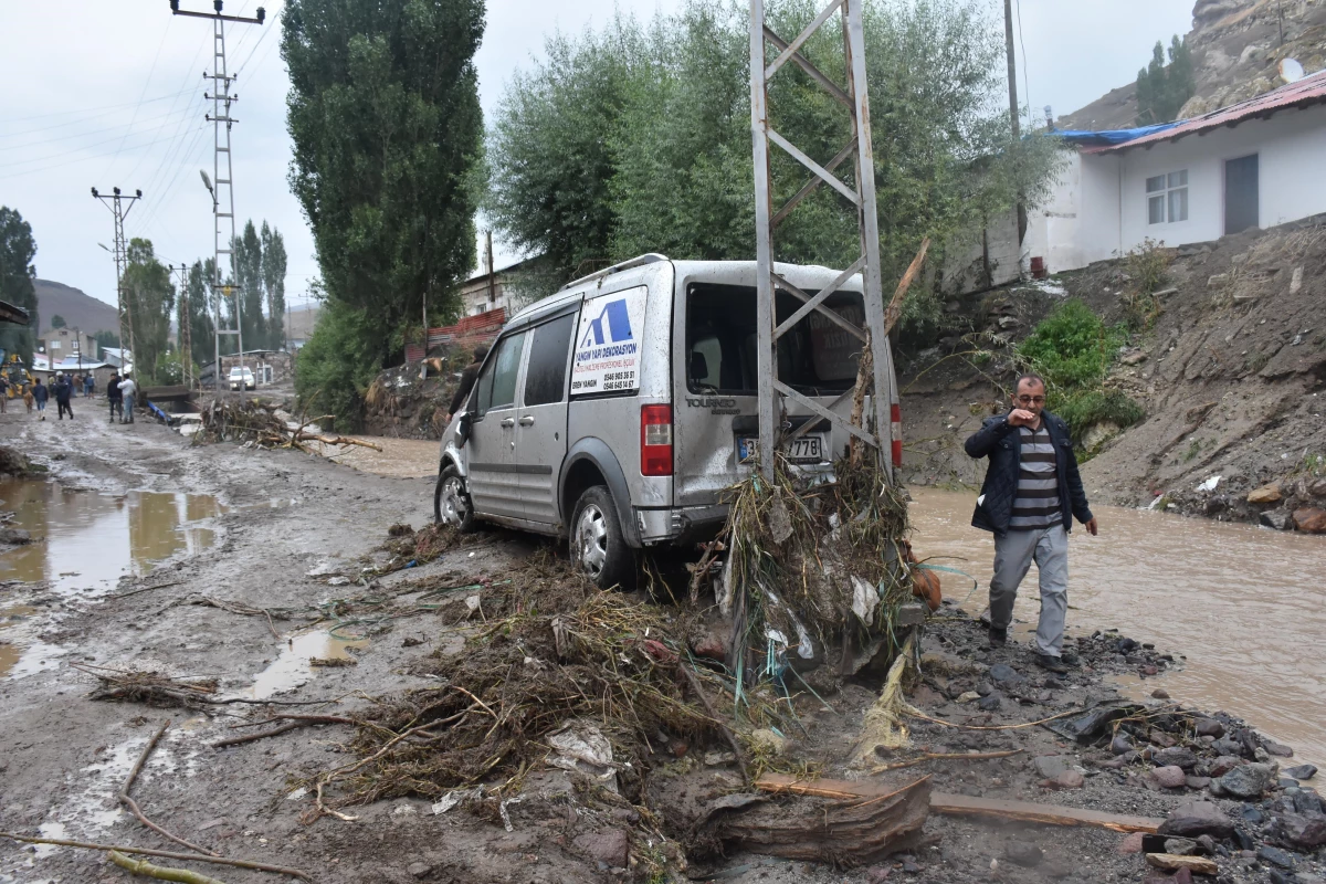 Etkili olan sel, araç ve hayvanları sürükledi (3)