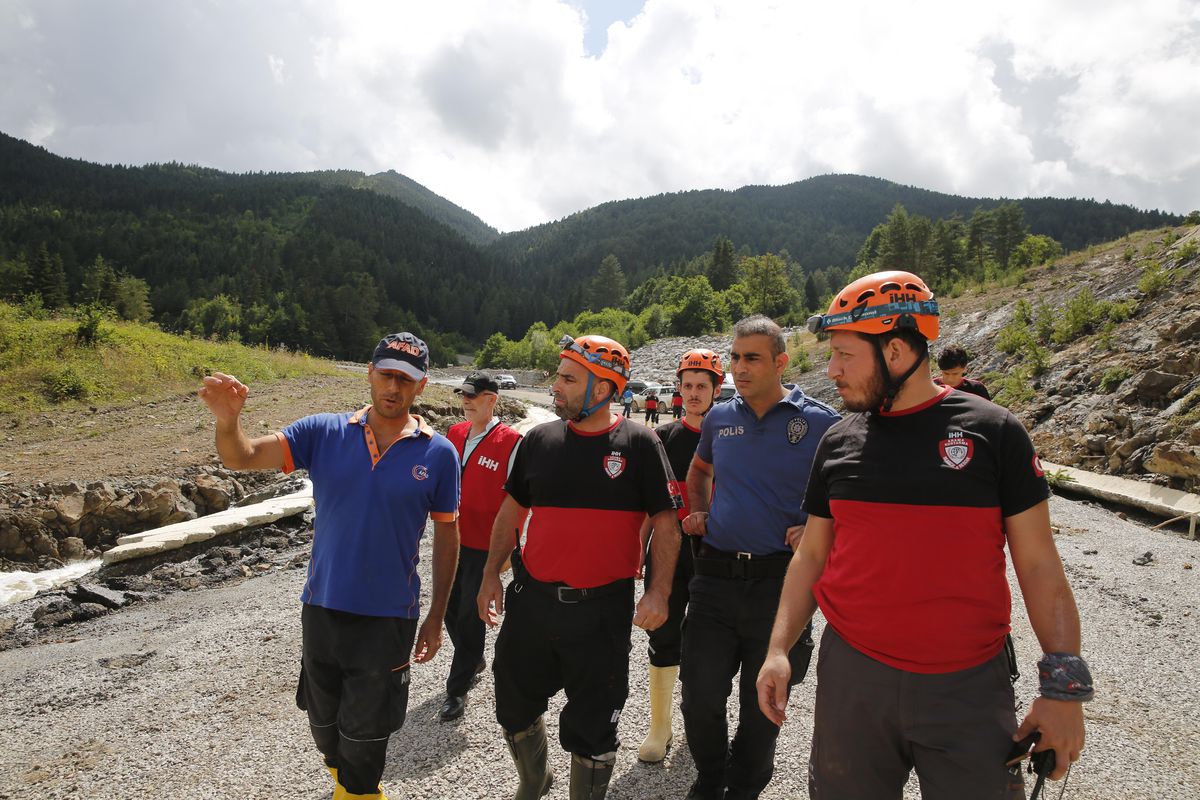 Kastamonu\'da üç yaşındaki Buğlem\'i kurtardıktan sonra sele kapılan Ertuğrul Sevik\'in cansız bedenine ulaşıldı