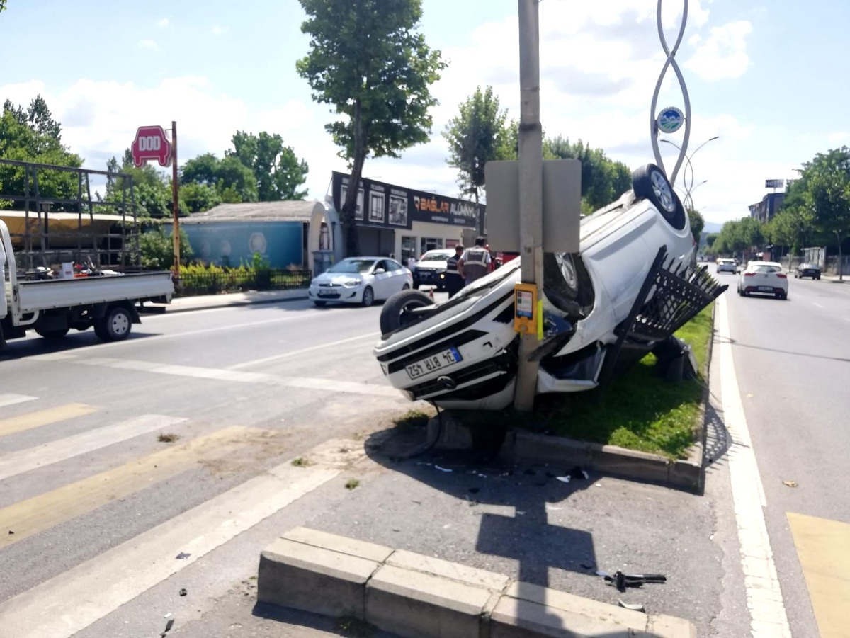 Kazadan kaçan otomobil takla attı: 1 yaralı