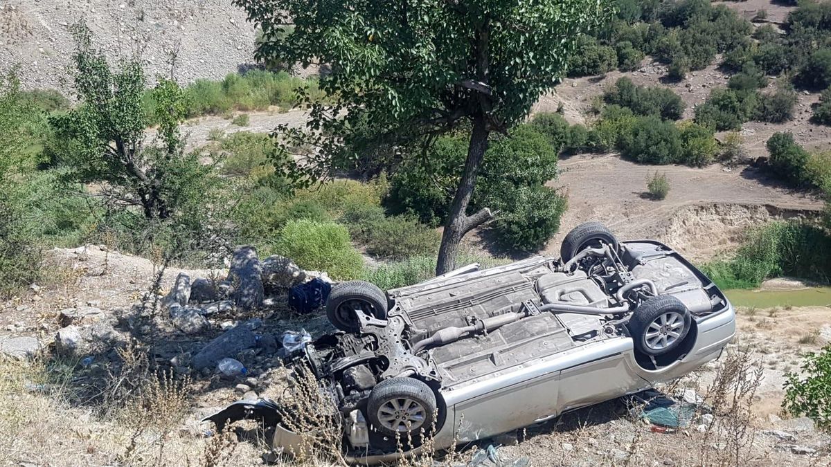 Kontrolden çıkan otomobil şarampole devrildi: 1\'i ağır 3 yaralı