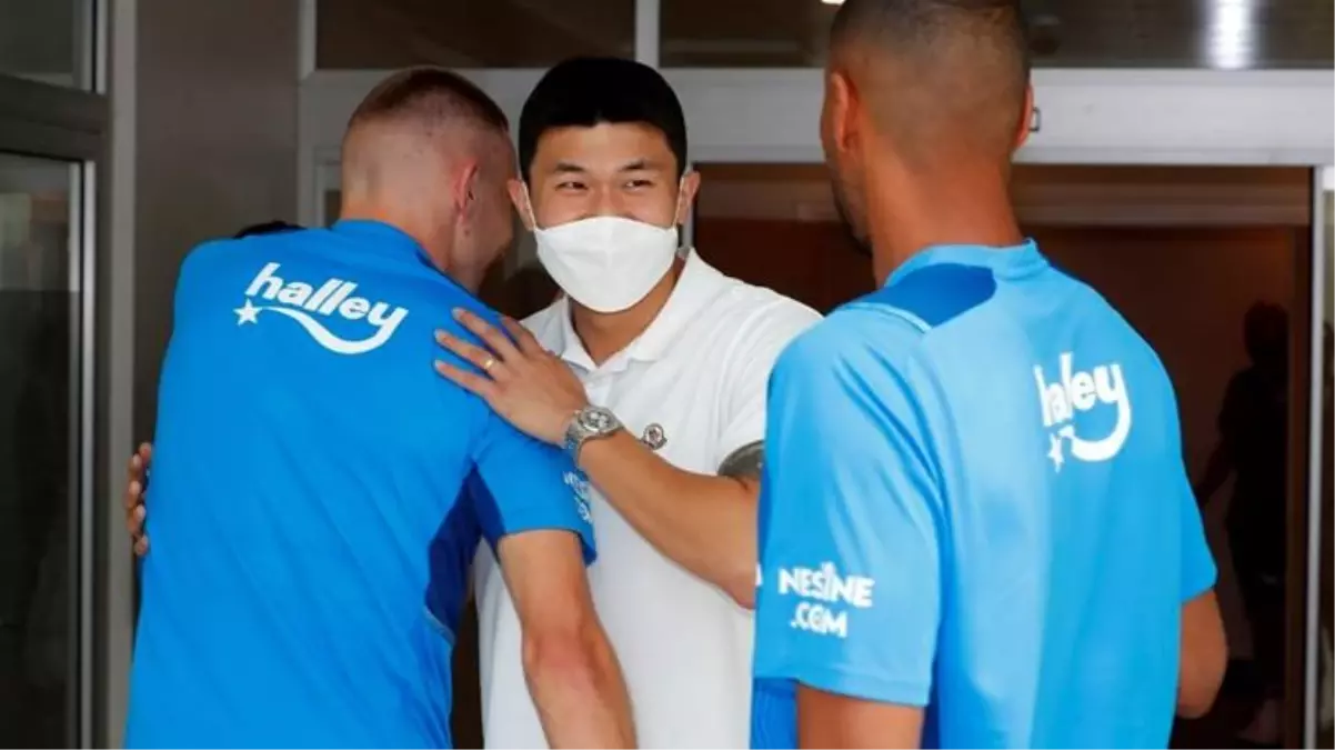 Fenerbahçe\'nin yeni ismi Min-Jae Kim, savunmadaki yeni partneri Szalai ve takım arkadaşlarıyla tanıştı