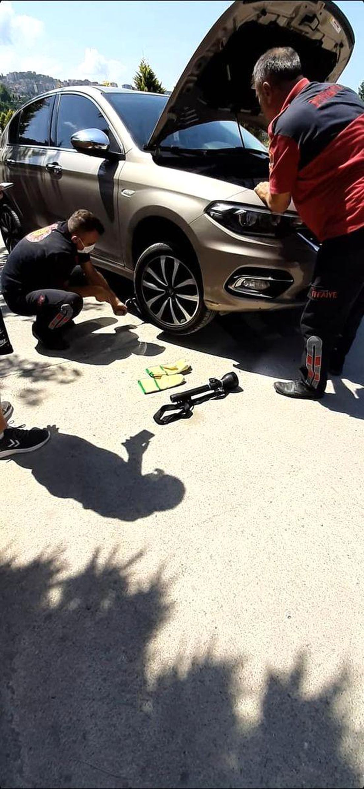 Motor kısmına sıkışan kedi ekipler tarafından kurtarıldı