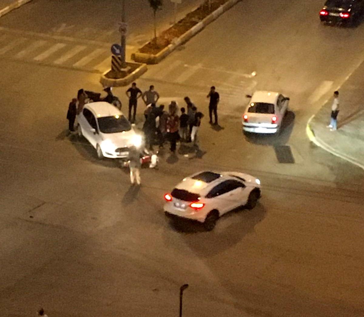 Motosiklet ile otomobil çarpıştı: 2 yaralandı