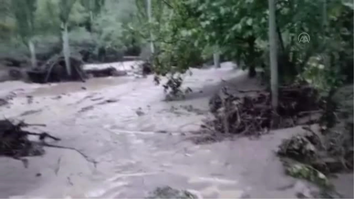 Oltu\'da sağanak sonucu sel meydana geldi, tarım arazileri hasar gördü