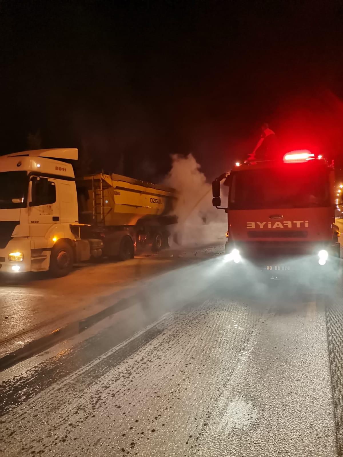 Osmaniye\'de seyir halindeki tırın lastikleri alev aldı