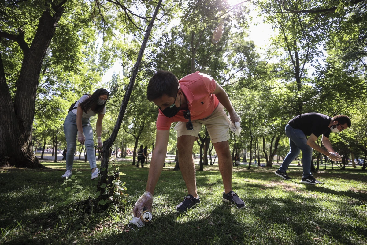 PAY Gençlik Derneği, Kurtuluş Parkı\'nı temizledi