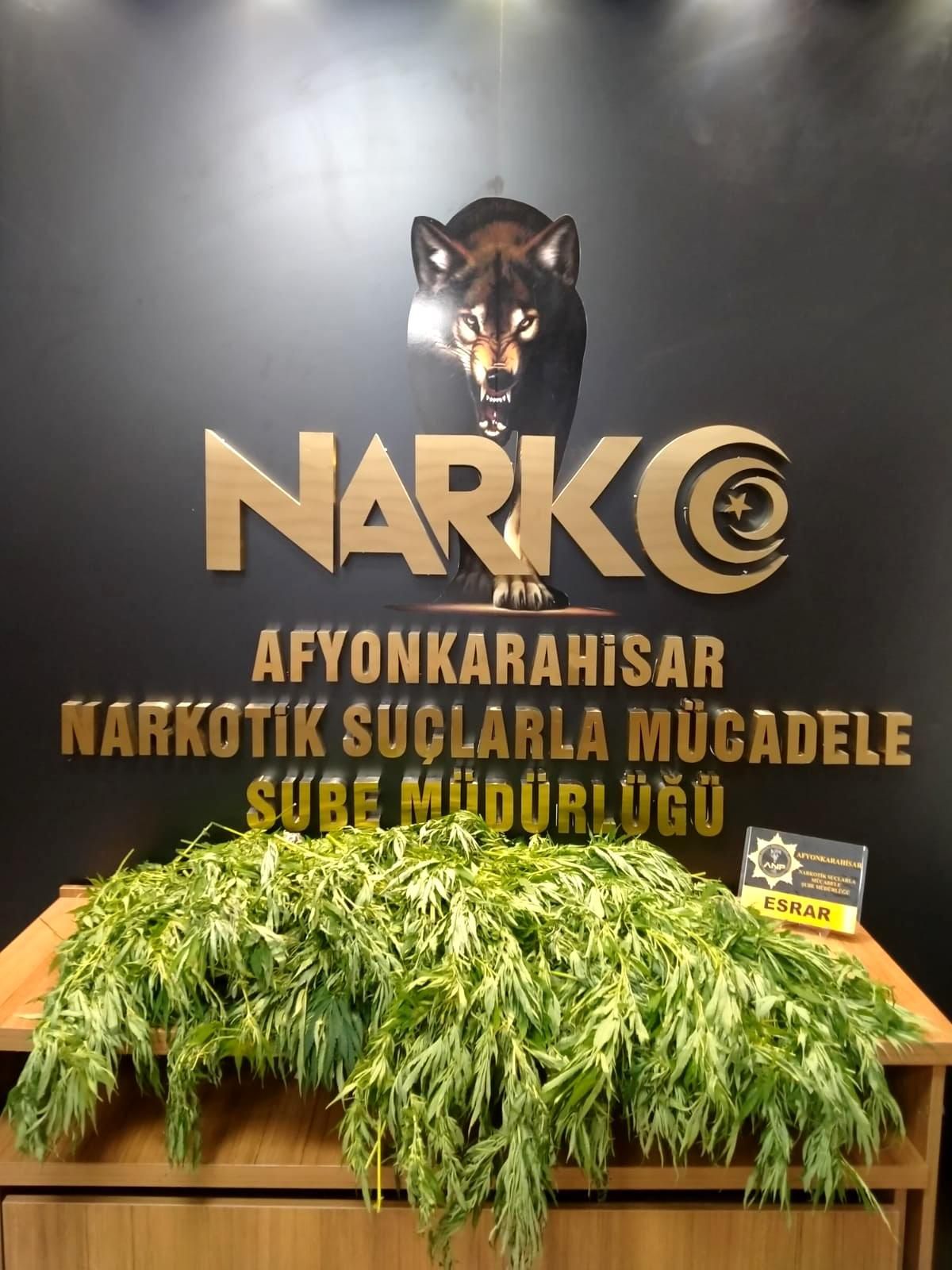 Polis baskın yaptığı evde 5 kilo 300 gram esrar ele geçirdi