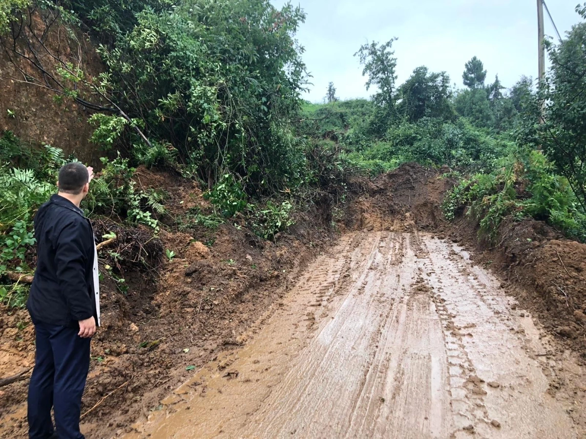 Rize\'de 48 köy yolu heyelan nedeniyle ulaşıma kapandı