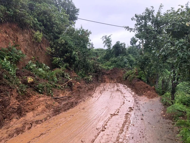 Rize'de 48 köy yolu heyelan nedeniyle ulaşıma kapandı