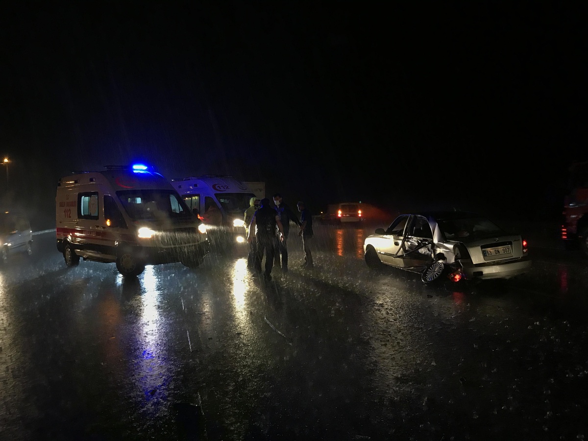 Son dakika haberi! Rize\'de iki otomobil çarpıştı: 1 ölü, 1 yaralı