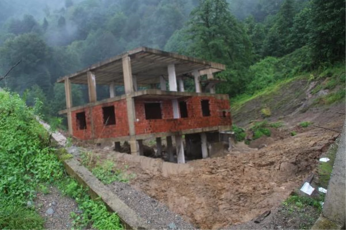 Rize\'de \'oturulamaz\' raporlu ev inşaatı, heyelanda bu kez 30 metre kaydı (2)