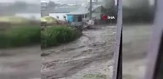 Sağanak yağış dereyi taşırdı, yollar sele döndü
