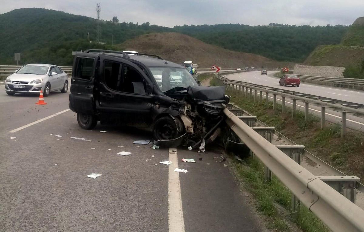 Samsun\'da hafif ticari araç bariyere çarptı: 5 yaralı