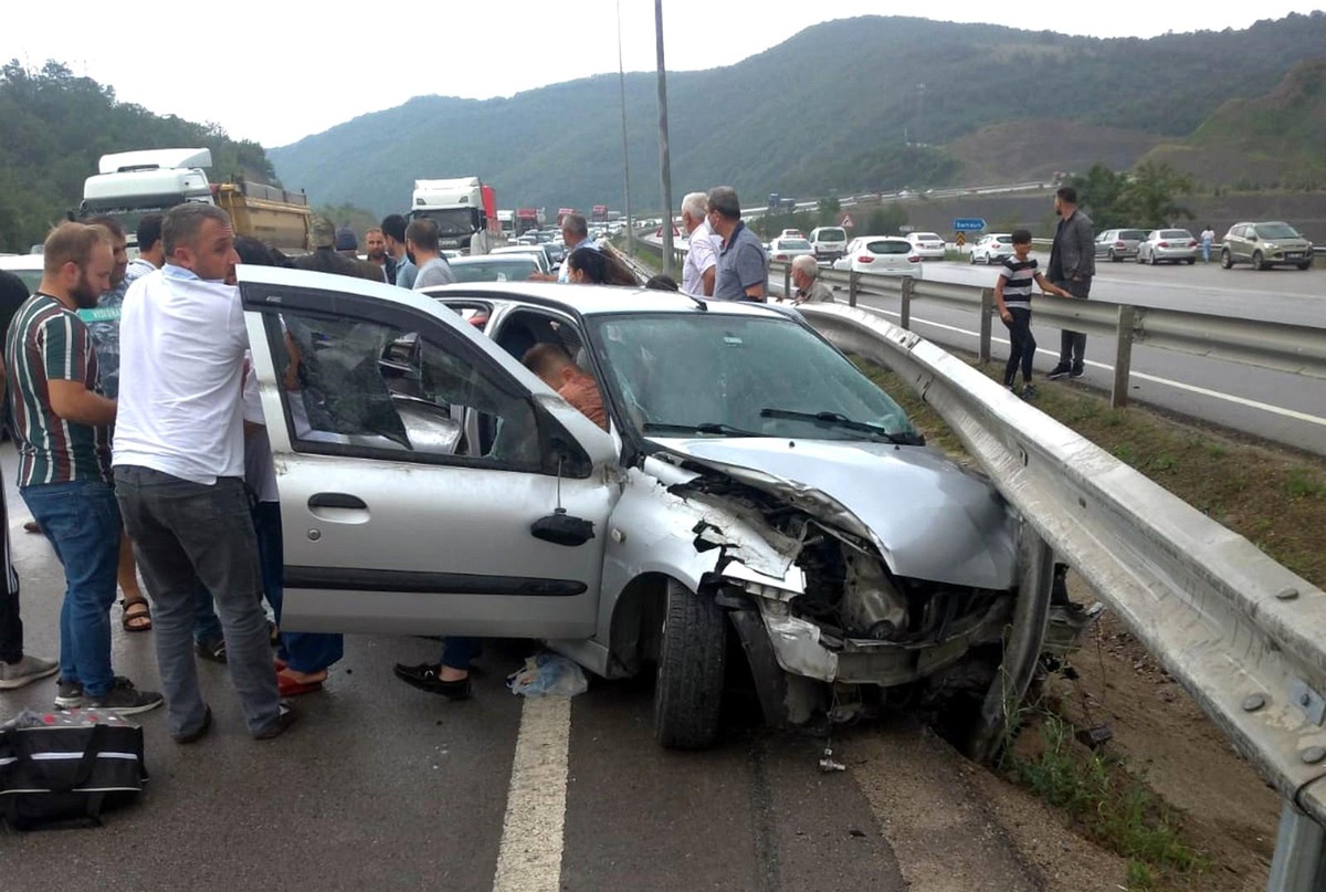 Samsun\'da otomobil bariyere çarptı: 1 ölü, 2 yaralı