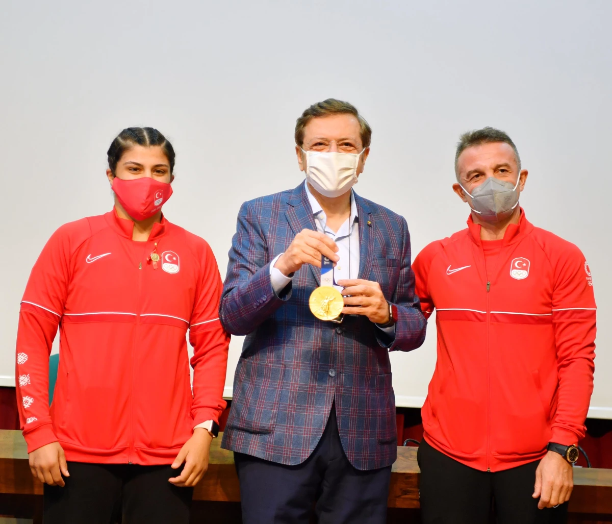 TOBB Başkanı Hisarcıklıoğlu, Olimpiyat şampiyonu Busenaz Sürmeneli\'yi kutladı