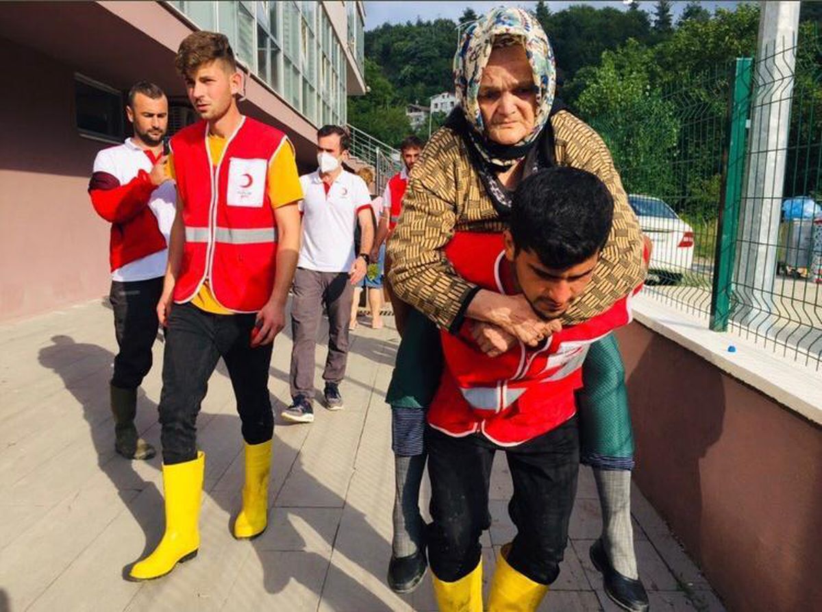 Türk Kızılay, sel bölgesinde 66 binin üzerinde kişiye insani yardım ulaştırdı
