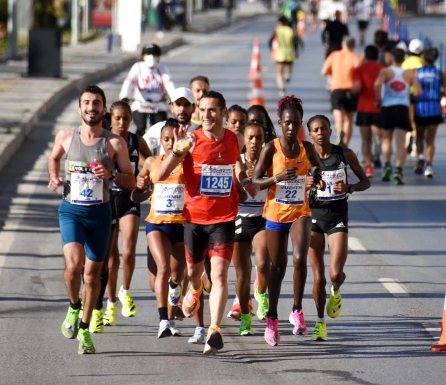 Ufuk Arda, bir yandan yeşil alanların bakımıyla ilgileniyor, bir yandan maraton koşuyor