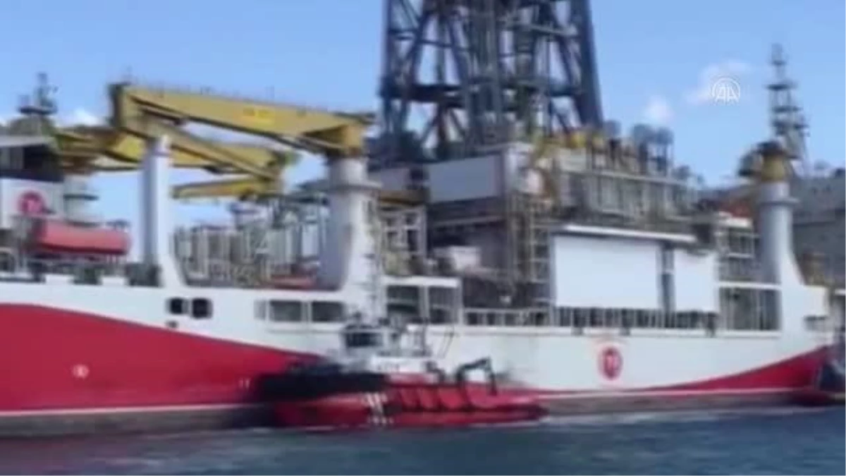 Yavuz Sondaj Gemisi, kule söküm işlemleri için Haydarpaşa Limanı\'na yanaştırıldı (3)