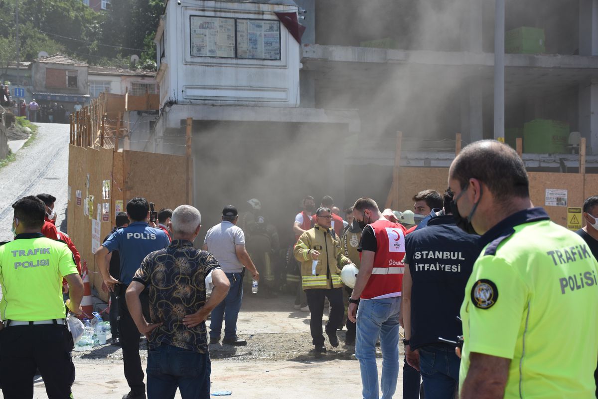 Beyoğlu\'nda bir inşaatta çıkan yangına müdahale ediliyor