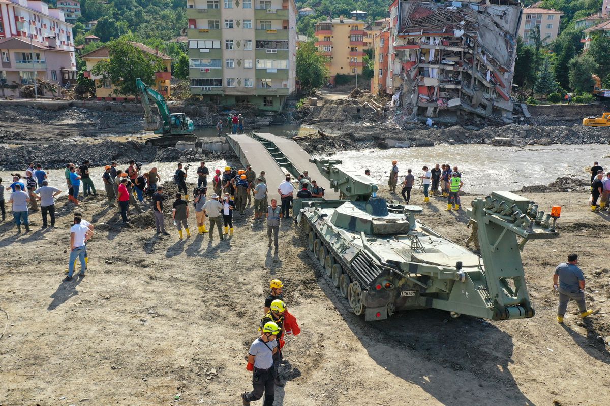 Bozkurt ilçesinde yıkılan köprünün yerine seyyar köprü kuruldu