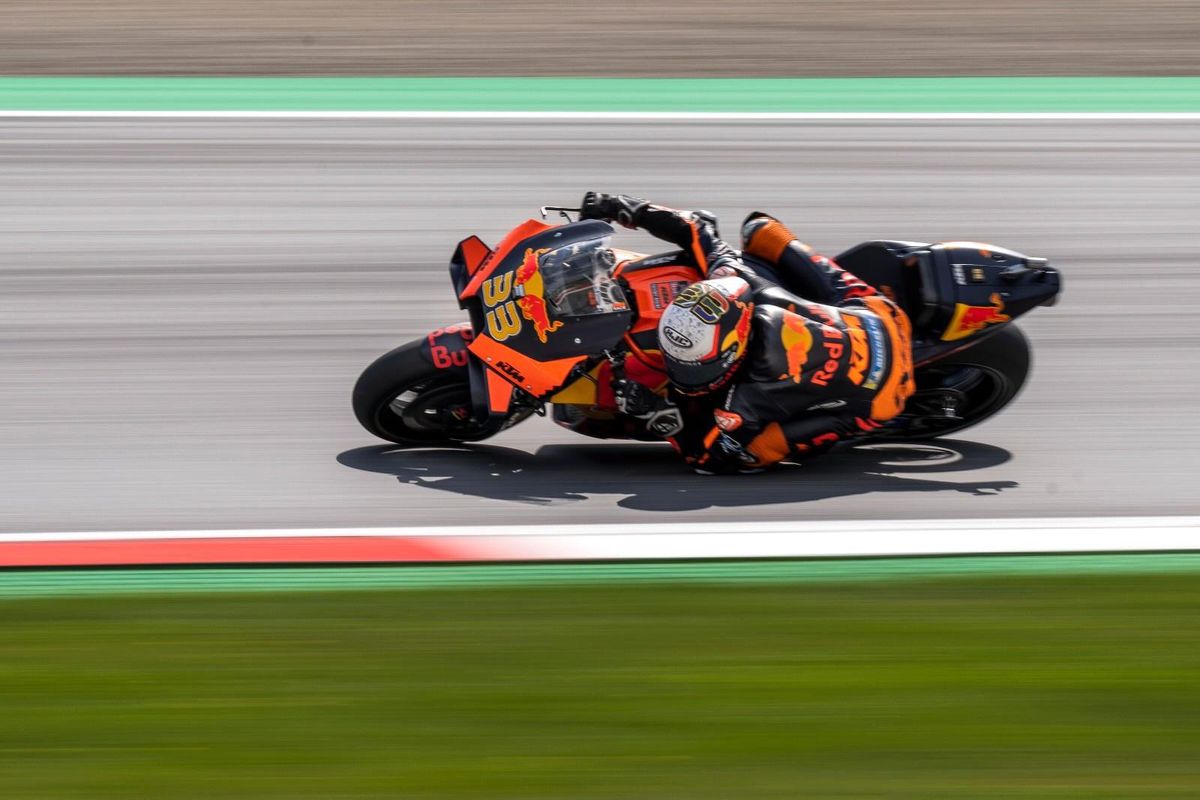 Son dakika: Brad Binder ıslak zeminde kuru lastiklerle yarış kazandı