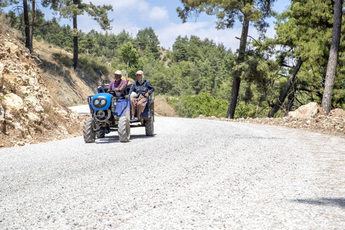 Erdemli\'de Şahna-Üzümlü arasındaki 2 bin 600 metrelik yol yenilendi