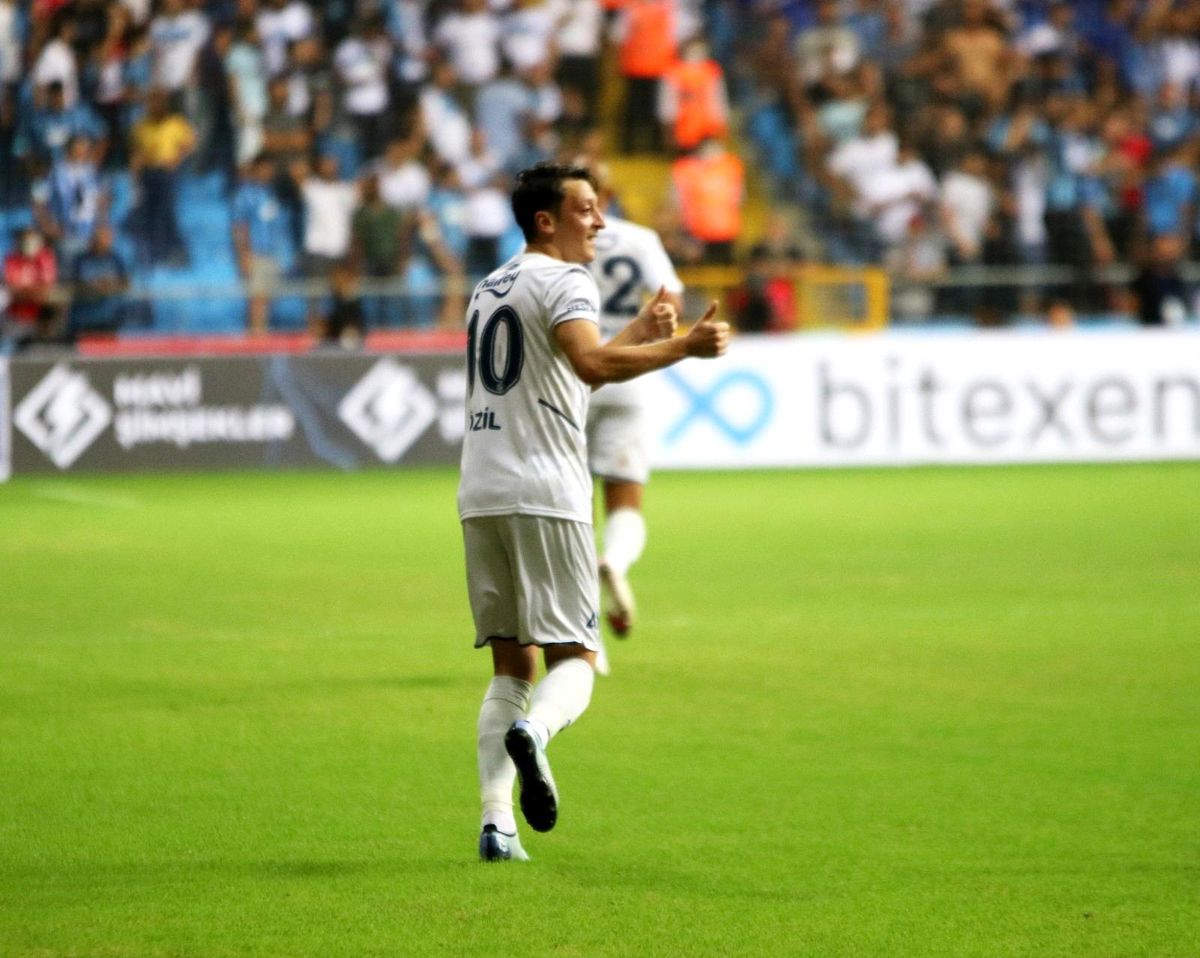 Fenerbahçe\'de sezonun ilk golü Mesut Özil\'den