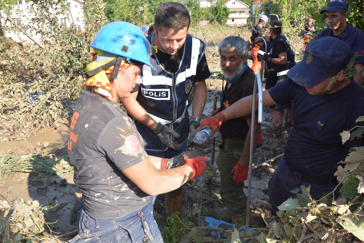 İnebolu ilçesinde yaşanan sel felaketinde çamura saplanan kaplumbağa kurtarıldı