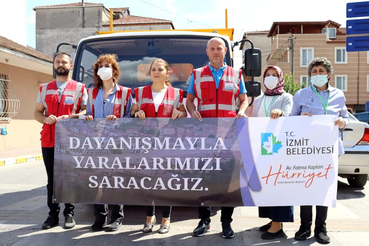 Son dakika haberleri! İzmit Belediyesinin yardım kamyonu sel bölgesine gönderildi