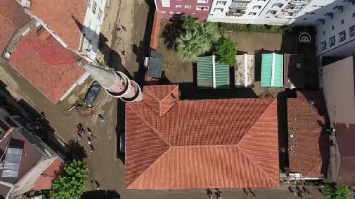 KASTAMONU - Bozkurt\'taki sel felaketinde balçıkla kaplanan 113 yıllık cami eski haline getirilmeye çalışılıyor