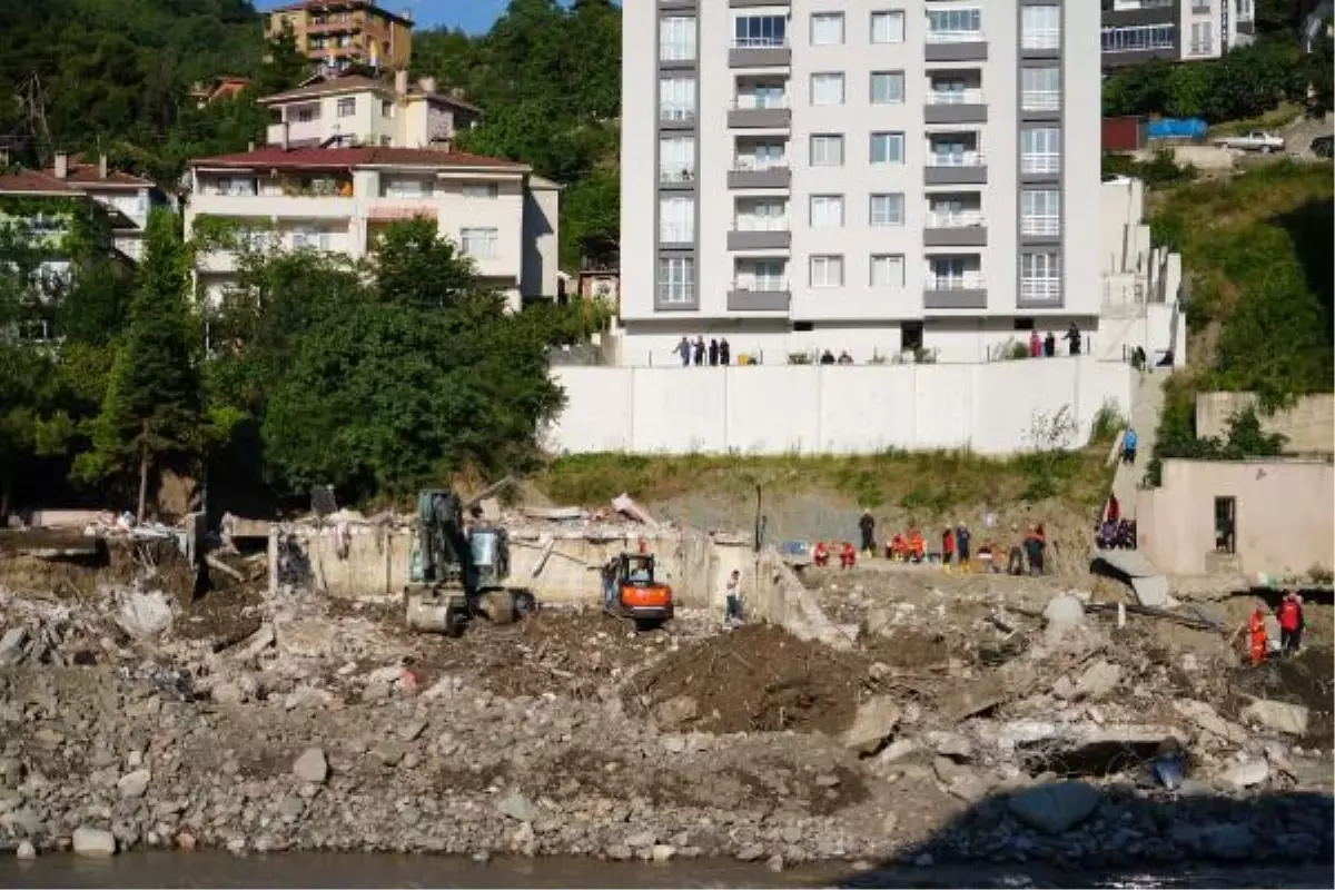 Kastamonu\'daki sel felaketinde 62 kayıp aranıyor; 1 müteahhit için gözaltı kararı