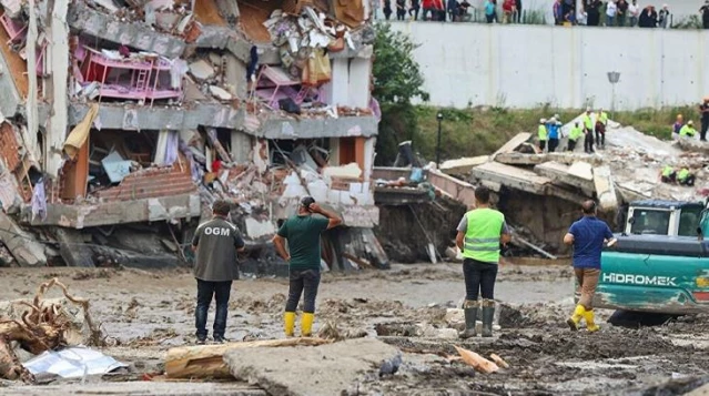 Kastamonu'da yaşanan sel felaketinde yıkılan bir binanın müteahhidi hakkında gözaltı kararı