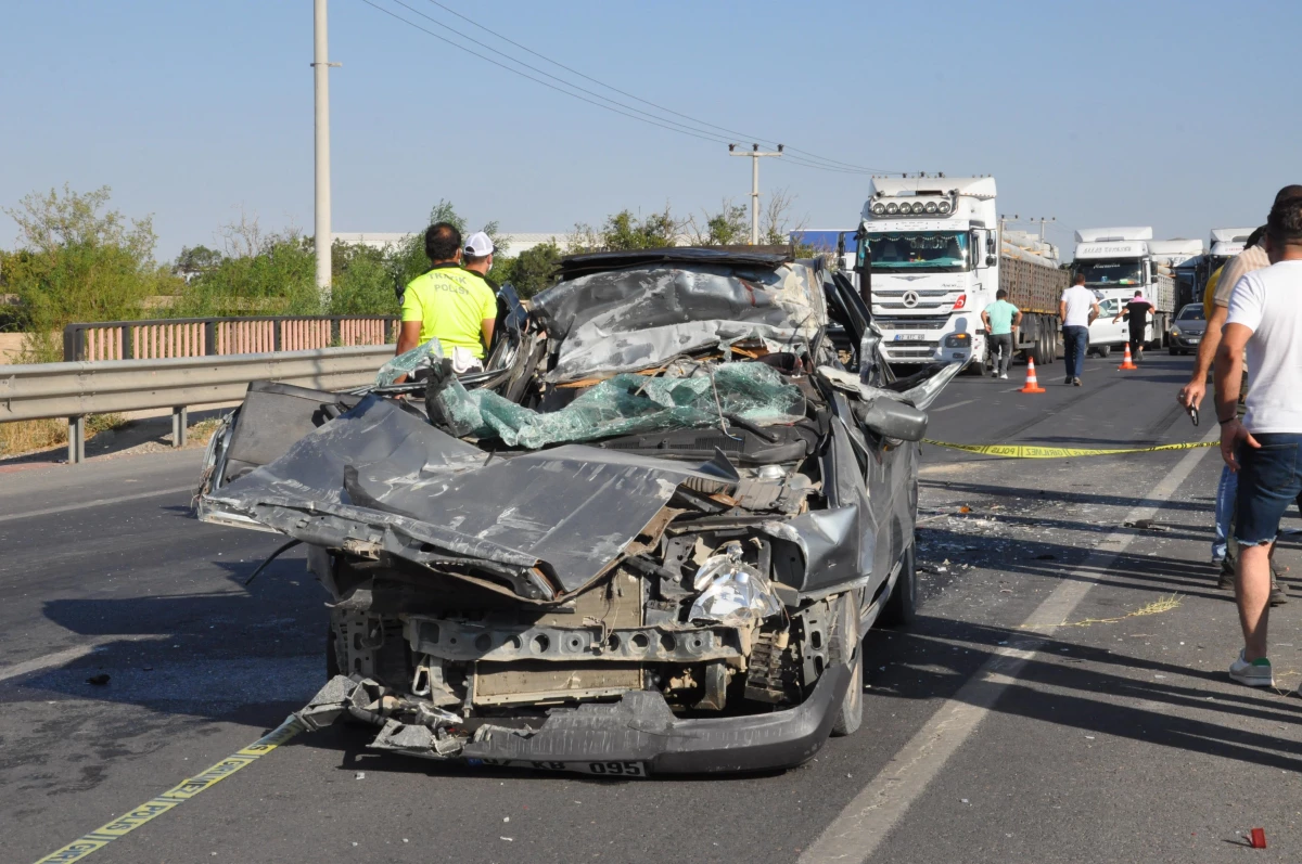 Konya\'da tıra çarpan otomobilde 1 kişi öldü, 1 kişi yaralandı
