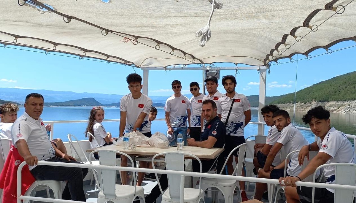 Milli sporcular Şahinkaya kanyonunda stres attı