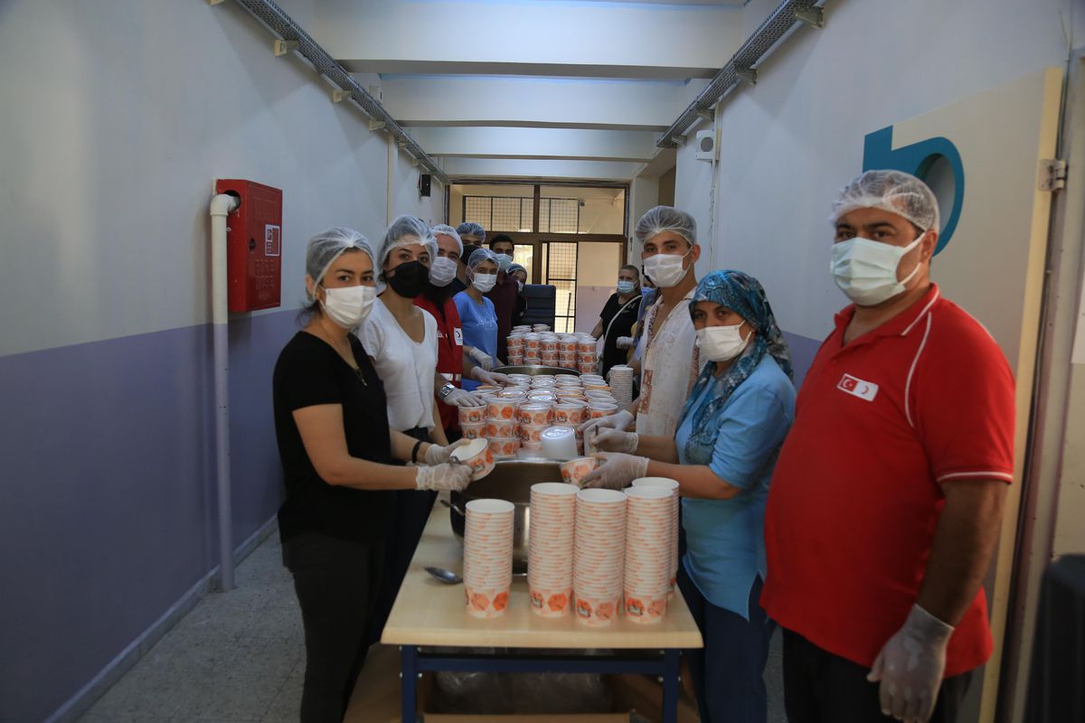 Muğla\'daki orman yangınlardan etkilenen afetzedelere yemek yardımı yapılıyor