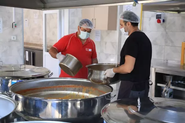 Muğla'daki orman yangınlardan etkilenen afetzedelere yemek yardımı yapılıyor