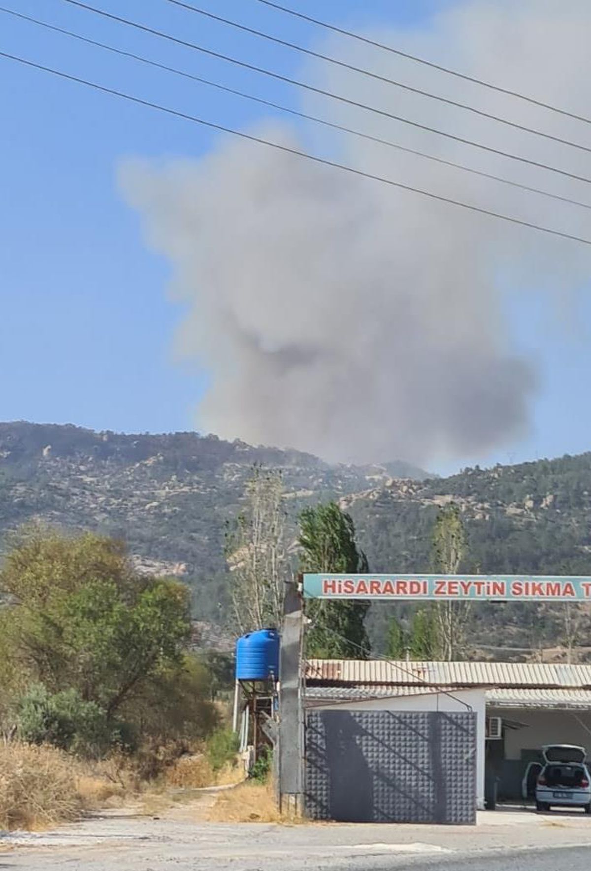 Muğla\'nın Yatağan ilçesindeki ormanlık alanda çıkan yangına müdahale ediliyor