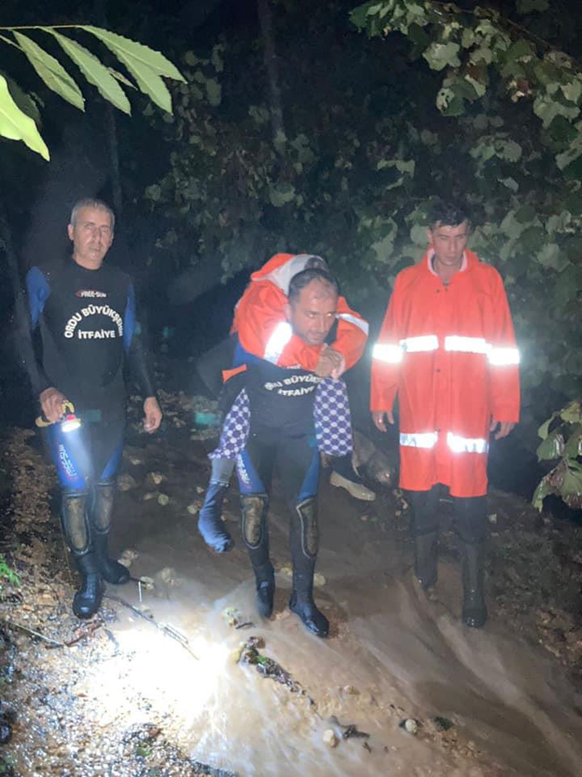 Ordu\'da şiddetli yağış nedeniyle evlerinde mahsur kalan iki kişi kurtarıldı
