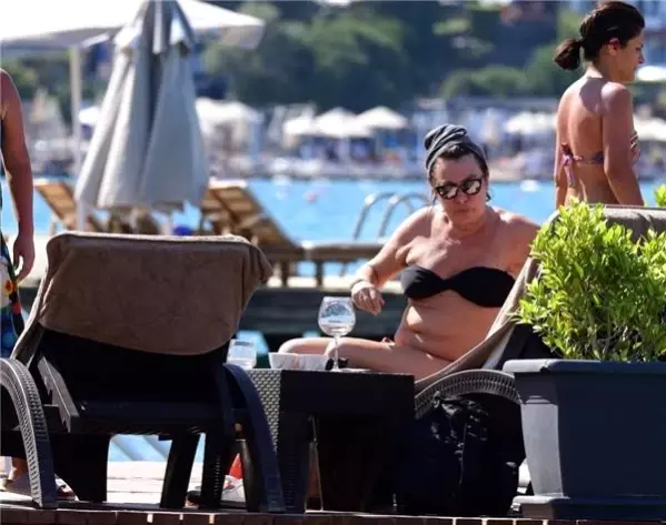 65 yaşındaki tecrübeli oyuncu Oya Başar, Bodrum'da bikinili görüntülendi 65 yaşındaki tecrübeli oyuncu Oya Başar, Bodrum'da bikinili görüntülendi