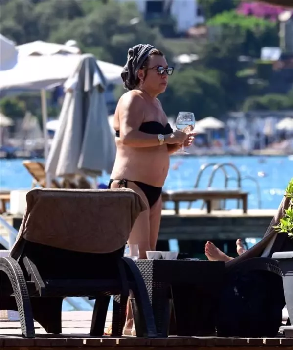 65 yaşındaki tecrübeli oyuncu Oya Başar, Bodrum'da bikinili görüntülendi 65 yaşındaki tecrübeli oyuncu Oya Başar, Bodrum'da bikinili görüntülendi