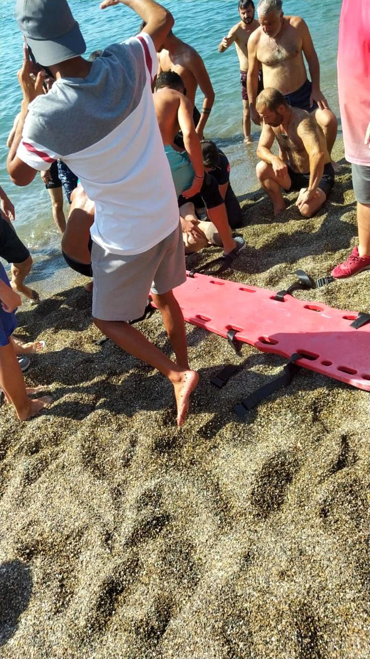 Plajda boğulma tehlikesi geçiren şahsı ekipler kurtardı