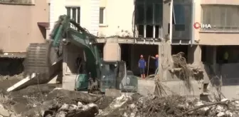 Remzi amca elindeki Türk bayrağı ile canını kurtarmaya çalıştı