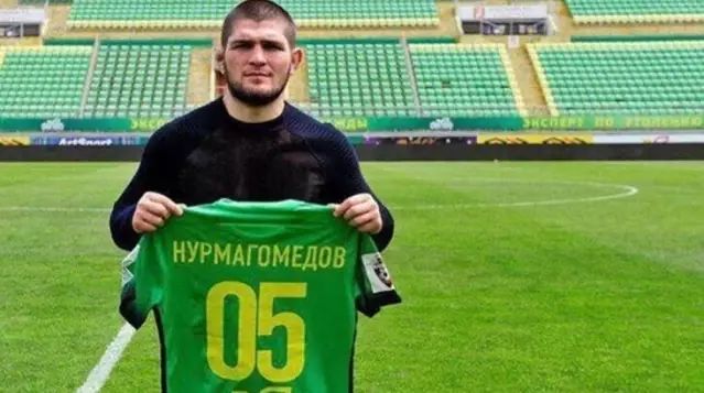 Şampiyon dövüşçü Khabib Nurmangomedov, profesyonel futbolcu oldu Şampiyon dövüşçü Khabib Nurmangomedov, profesyonel futbolcu oldu