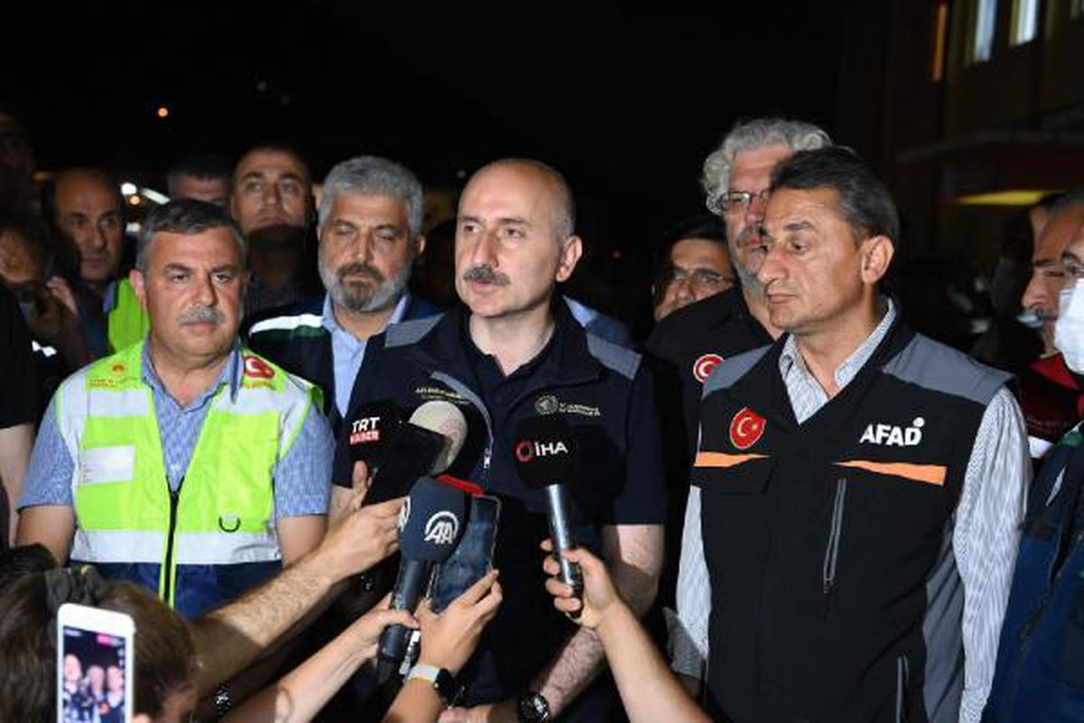 Selin vurduğu Ayancık\'ta tomruklar dereyi tıkadı, 35 yıllık afet evleri yıkıldı (4)