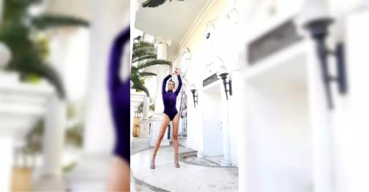 Simge Ünal tanıtım için podyumda