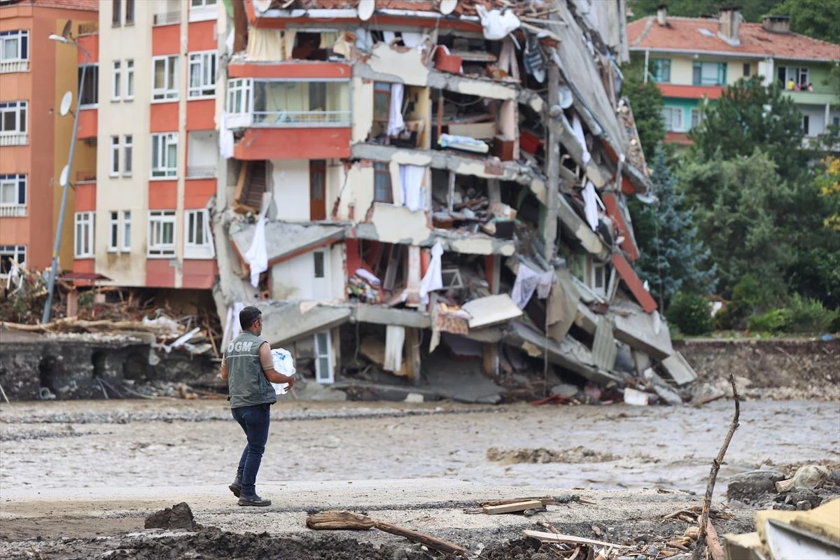 Son Dakika: Karadeniz\'deki sel felaketinde can kaybı 64\'e yükseldi